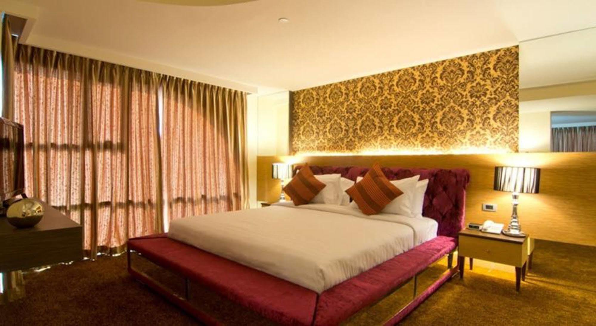 Grand Lord Boutique Hotel- Sha Extra Plus Certified Bangkok Exterior photo